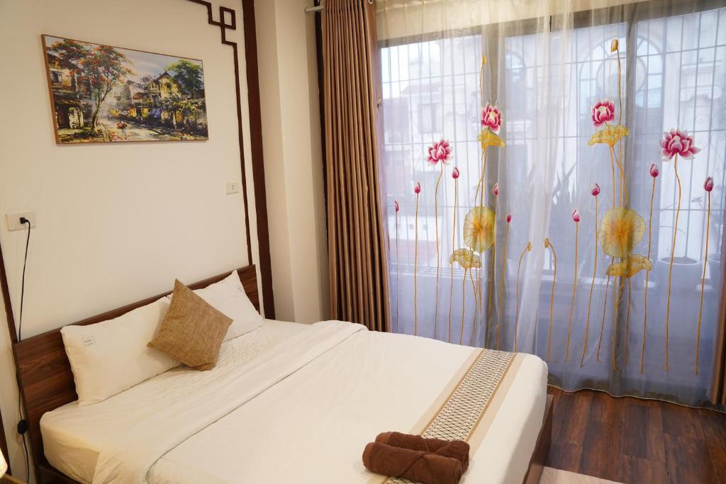 Old Quarter Apartment | Đường Thành - The Windie Home - Bright Corner Room - Overlooking Street - Hoan Kiem Lake