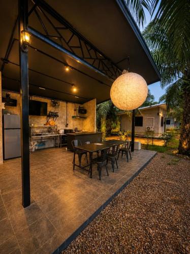Chumphon Villa | บ้านสวนริมน้ำยางยวนโฮมลอดจ์ พูลวิลล่า