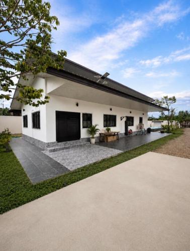 Chumphon Villa | บ้านสวนริมน้ำยางยวนโฮมสเตย์ พูลวิลล่า