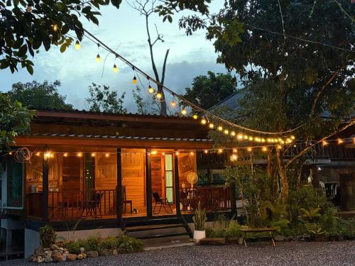 Khuan Ka Long House | บ้านไม้ชายแดนกาแฟสดแอนด์โฮมสเตย์