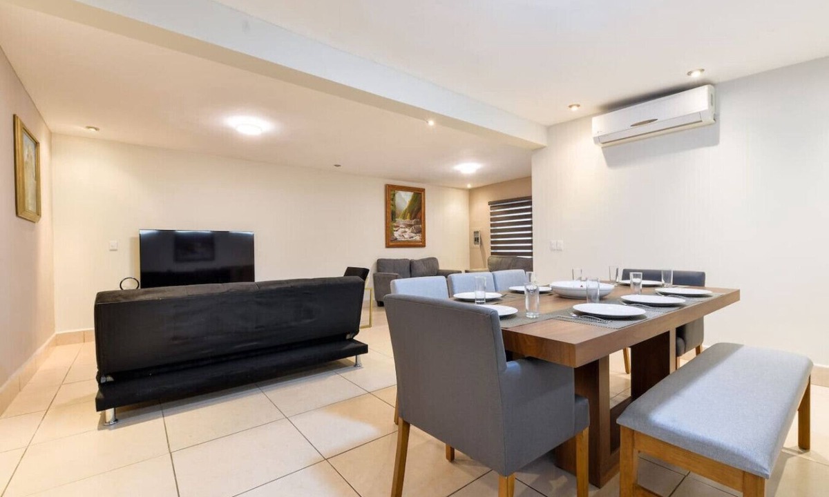 Monterrey House | 1 King, 4 Double bed, 2 Sofa bed, 2 Parking, 12ppl