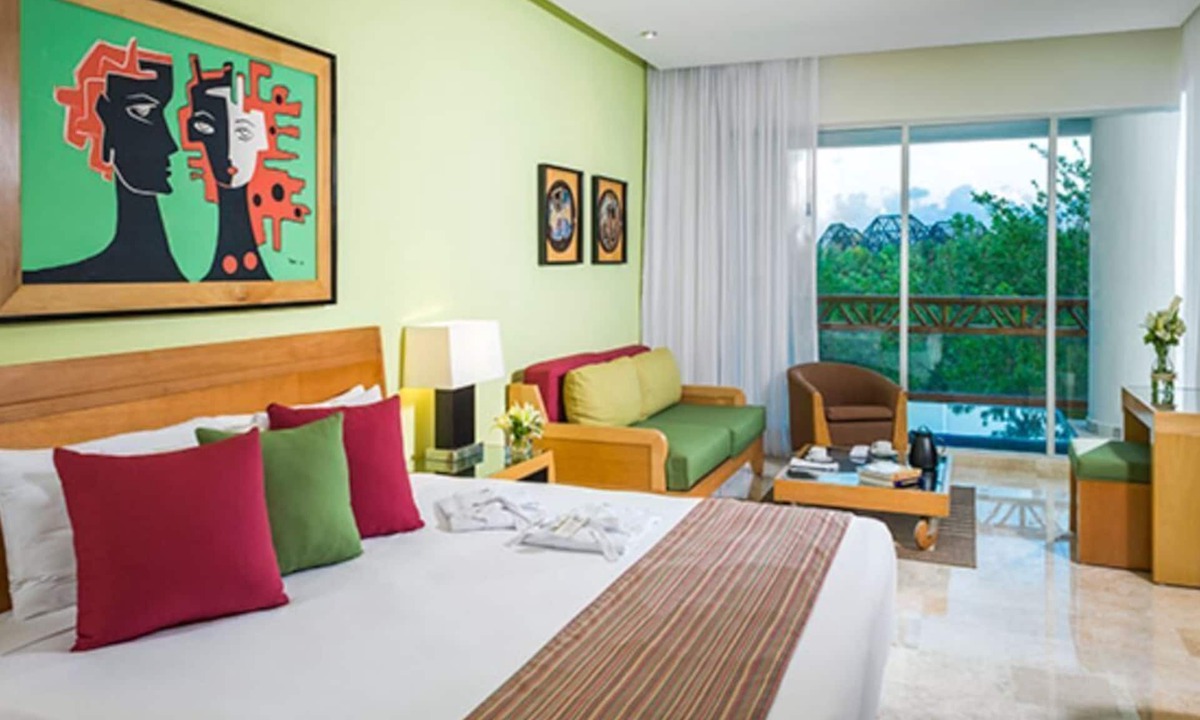 Villa Juarez Hotel | 5 DIMON HOTEL: Occupancy: 6 adults, 2 kids under 12 years old, One Jacuzzi Tub