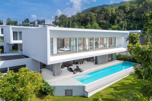 Cherngtalay Villa | 5BR Pool Villa with 20m Pool & Cinema near Laguna by Warm plus