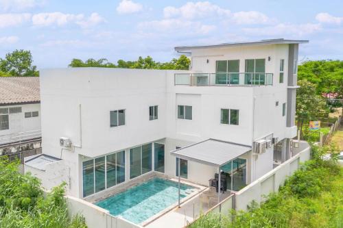 San Klang Villa | 6BR Pool Villa - Karaoke and Pool Table near Golf