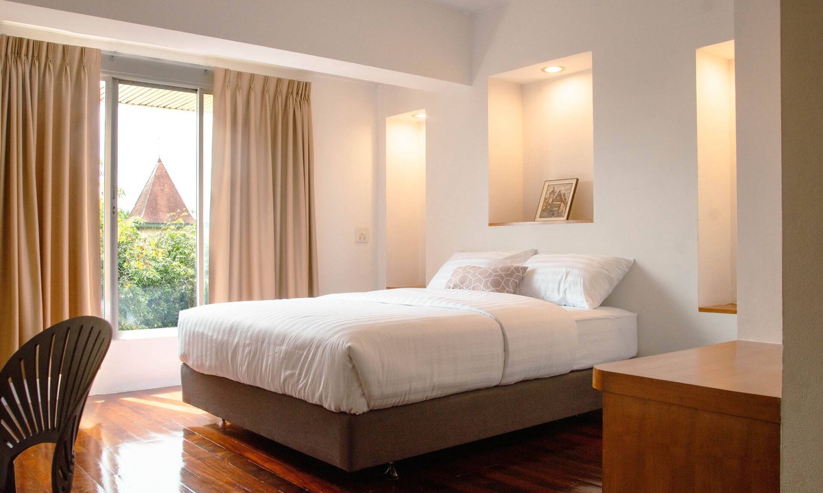 Chana Songkhram Hotel | Alley and Pier