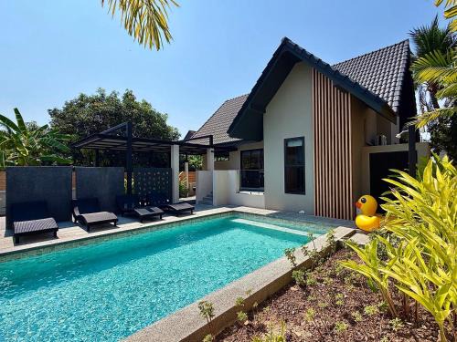 Ban Waen Villa | AURA STAY - HeyLanna Private Family Pool Villa walk to Kad Farang