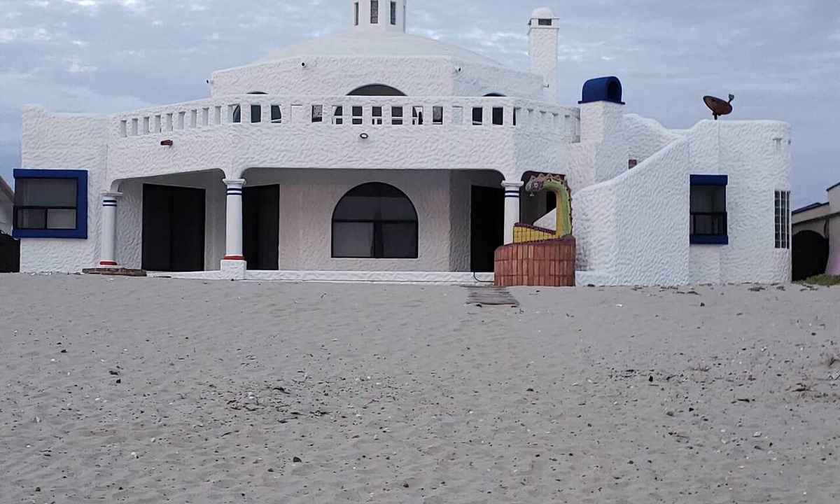 Ferrocarrilera House | AWESOME BEACH FRONT 3-bedroom house/2 bath with AC in Playa Encanto
