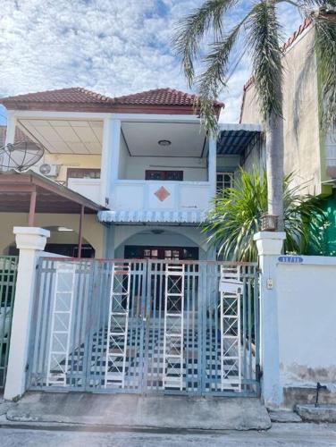 Saen Suk Villa | Bang Saen House: Friends/Family.