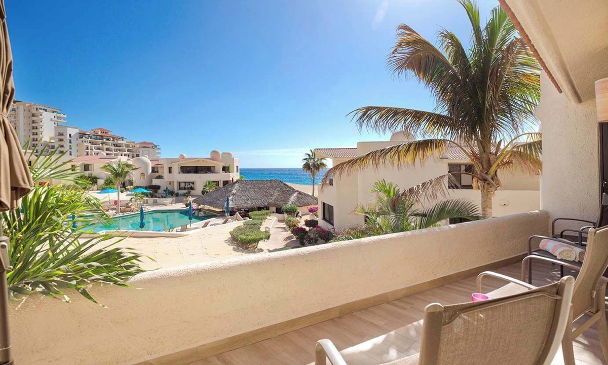 Centro Condo | Beachfront Condo with Ocean View & Balcony BBQ