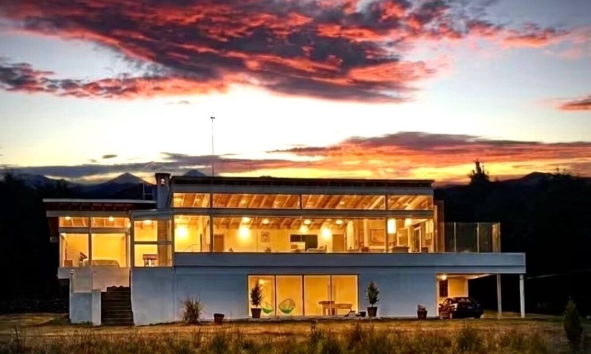 Tlalpan House | Casa de Vidrio: Eco Lux Refuge with Jacuzzi, fireplace and volcano view.