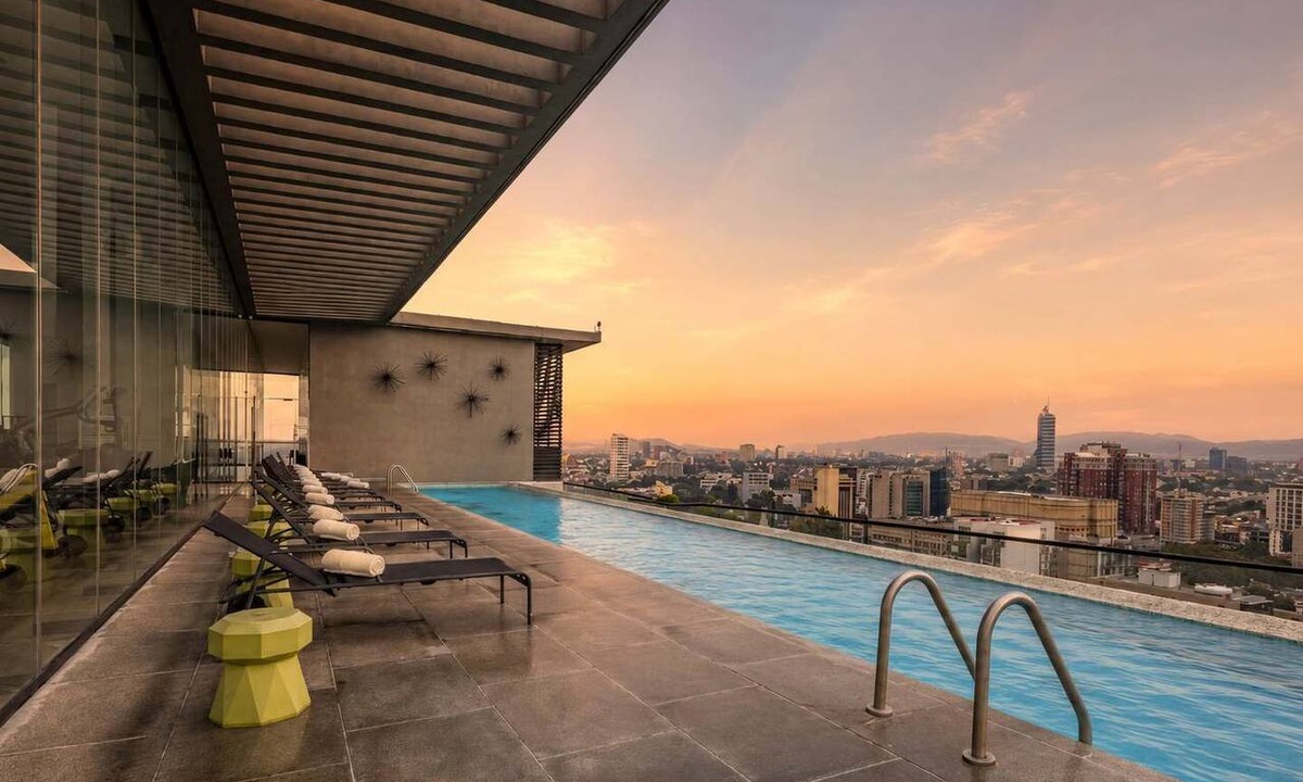 Zona Minerva House | City Lights & Balcony Mornings