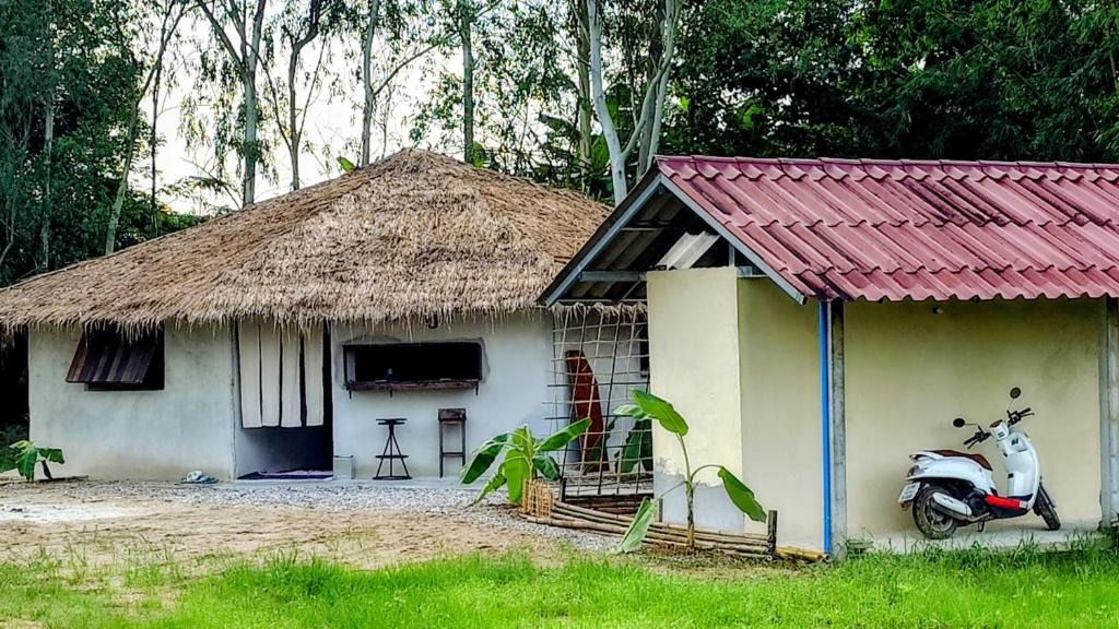 Si Kham Bed & Breakfast | ComeMoon CoLiving - Octagon Local Eats and Cafe