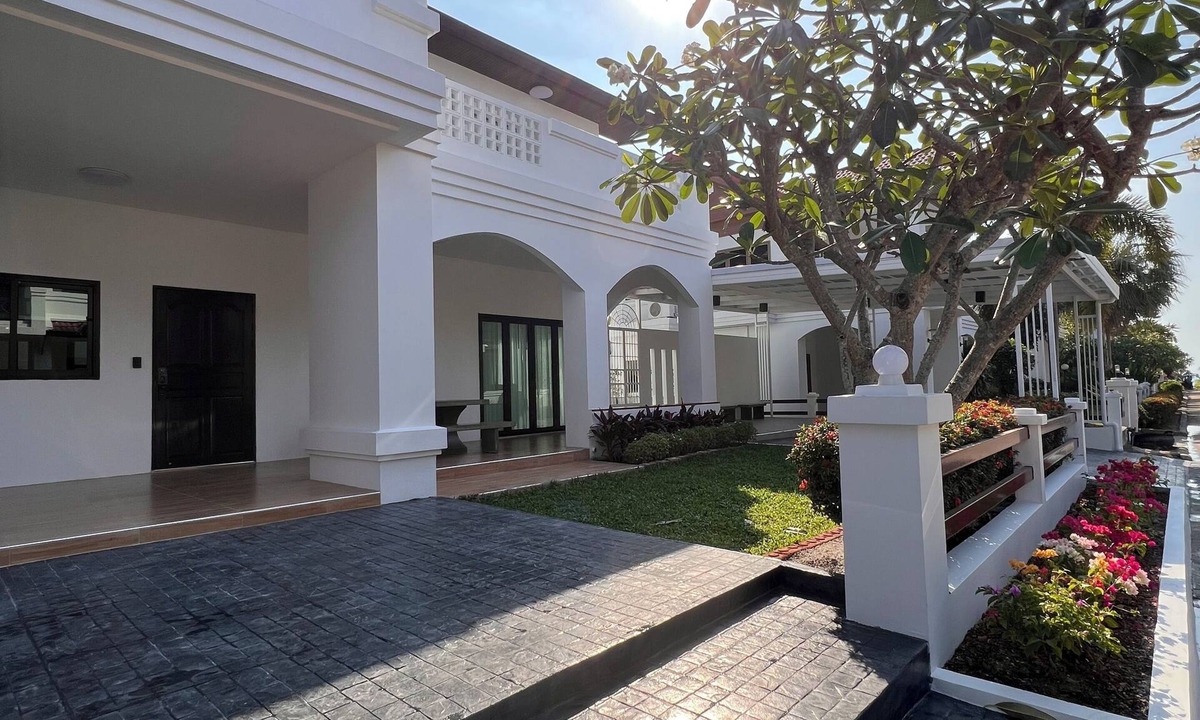 Na Chom Thian Villa | Cozy beach access 3-bedroom villa in gorgeous Sattahip with cool AC breeze