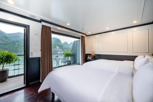 Cat Ba Hotel | Cruise Lan Ha Bay 2 Day 1 Night pick-up from Cat Ba Central