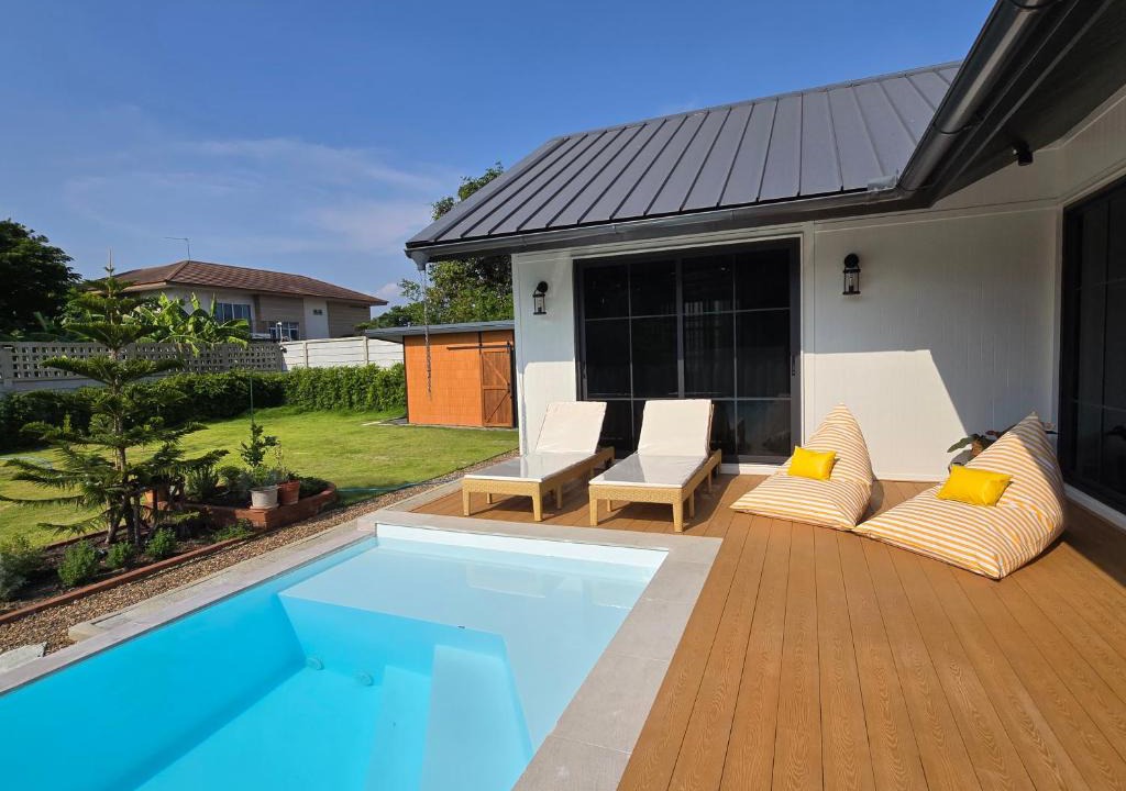 Phra Khanong Villa | DRIZZLE pool and pillows