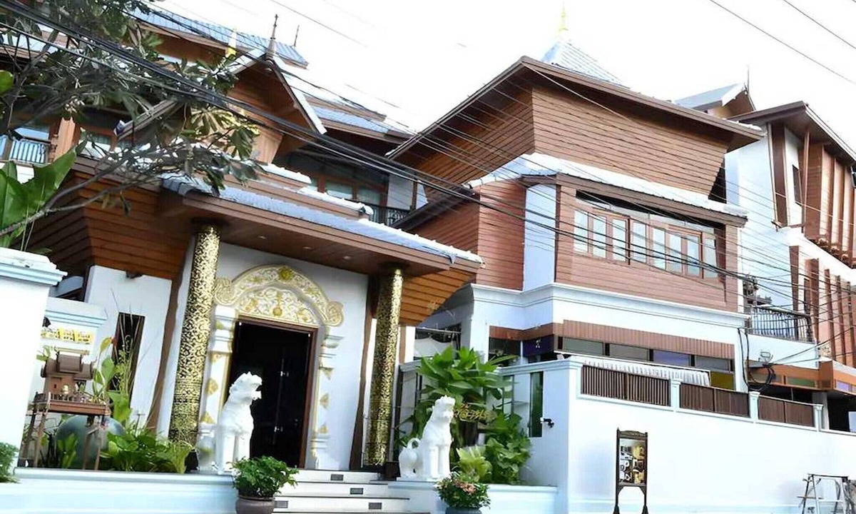 Old City House | Elegant King Retreat | Private Balcony & Spa Bath
