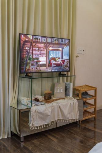 Phuong 8 Apartment | Ember House Studio Kitchen Central Location