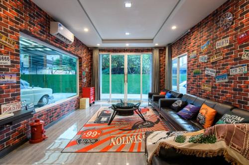 Phlabphla Villa | Garage House Bangkok-Car Theme Stay 8Bed 6Room