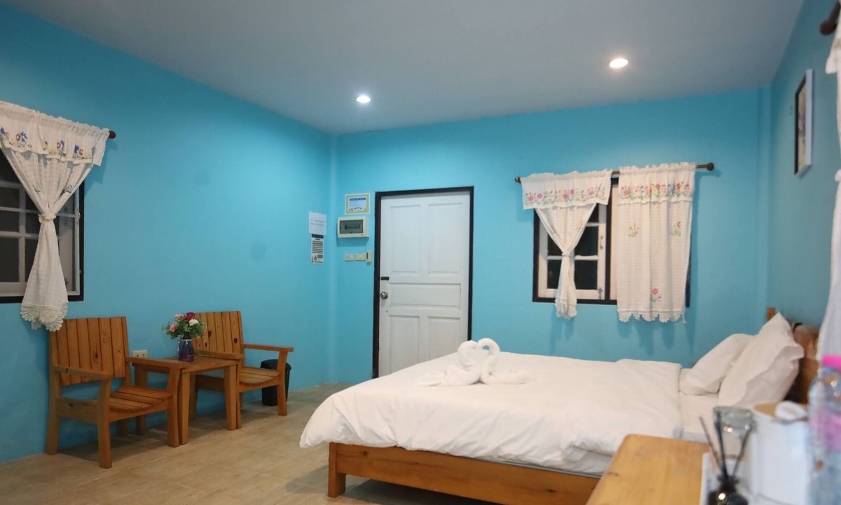 Suan Phueng Hotel | Golden View Resort