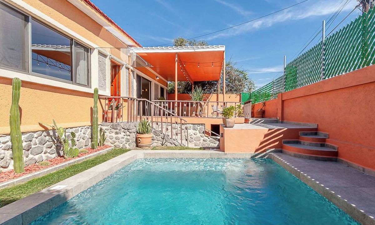 Las Palmas House | House in Centro Cuerna with a Private Pool, Garden, Barbecue Area, and Pet-Friendly