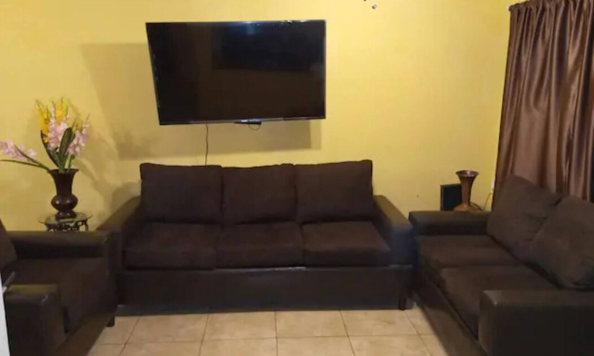 Monclova House | House in Private and with garage for 2 cars