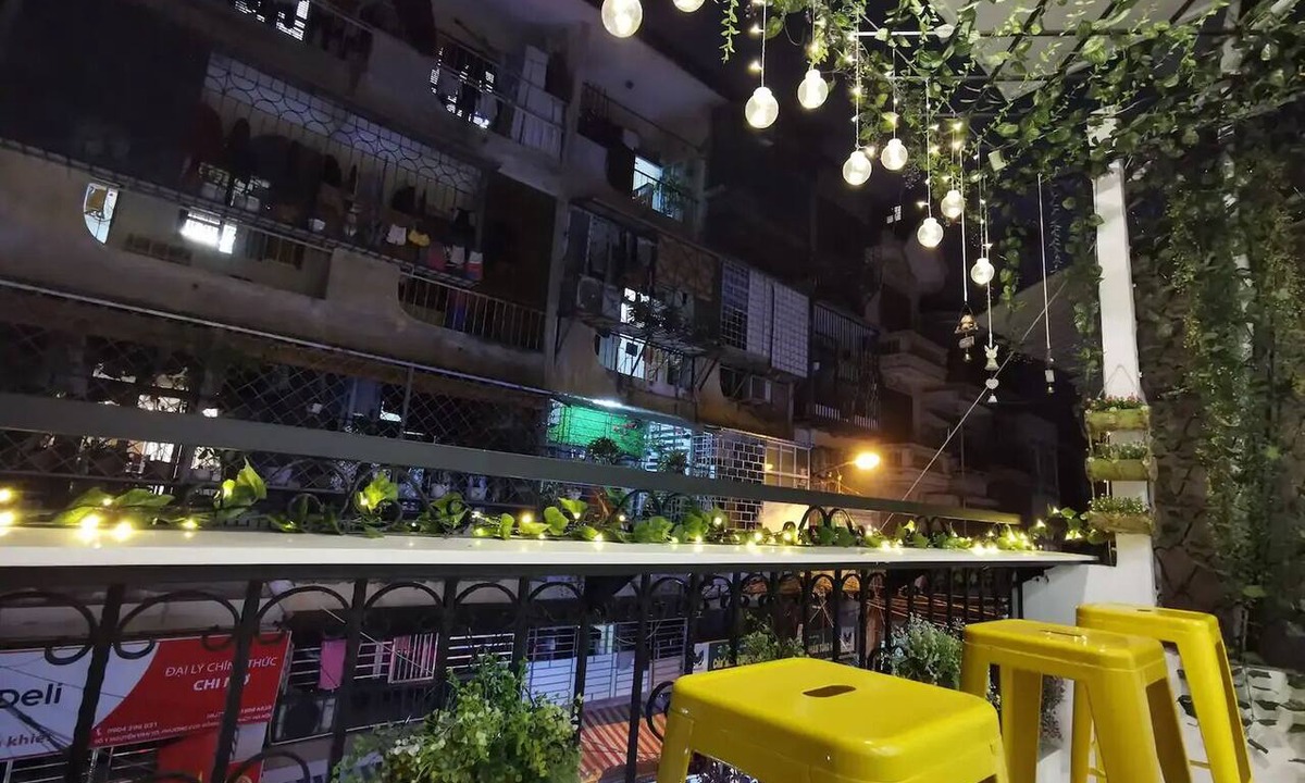 Hang Trong Apartment | Localview Balcony - Trainstreet - Netflix - King Bed