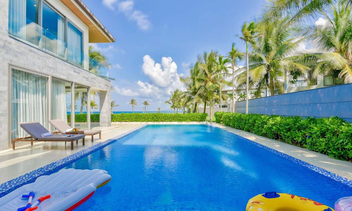 Ngu Hanh Son Villa | Luxury Villas in Da Nang for Large Groups: Beachfront, Golf & Family Friendly