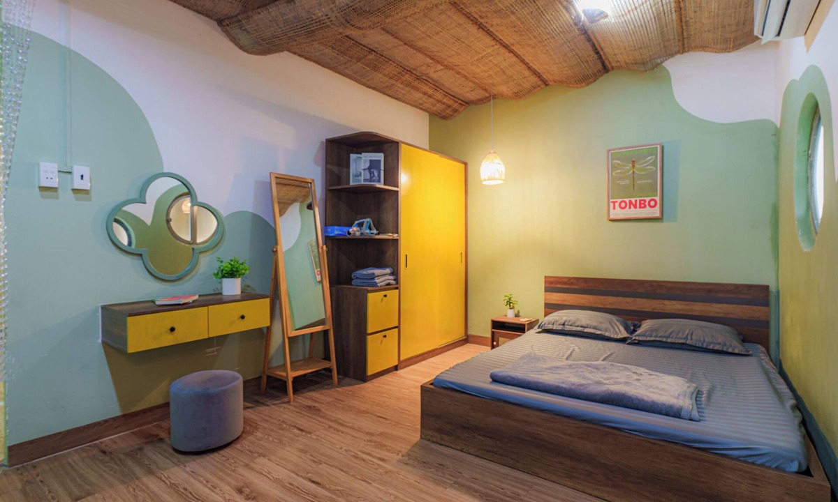 District 1 Bed & Breakfast | Một không gian rộng rãi thoải mái , có ban công ngồi thưởng thức cốc coffee nóng