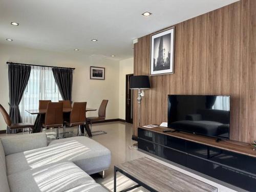 Pa Bong House | Modern Style House near Unity and ABS Int School free High Speed WIFI