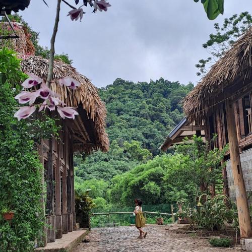 Tan Lac House | Muong Bi Homestay - a wooden stilt house owned by Uncle Lon in Luy Ai village