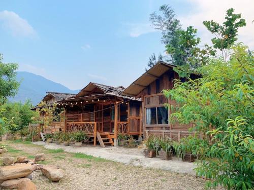 Muong La Ski Chalet | Nhà Gỗ Cạnh Suối