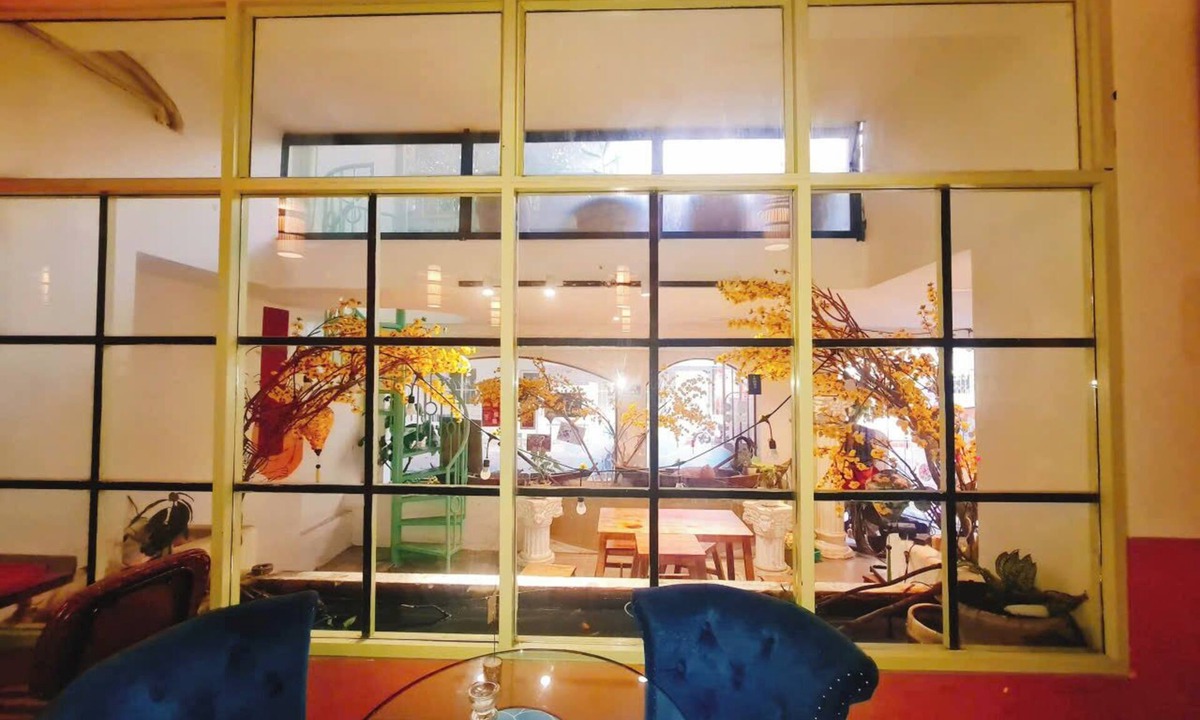 District 10 House | nLong term leasing for expat - Family room with small kitchen