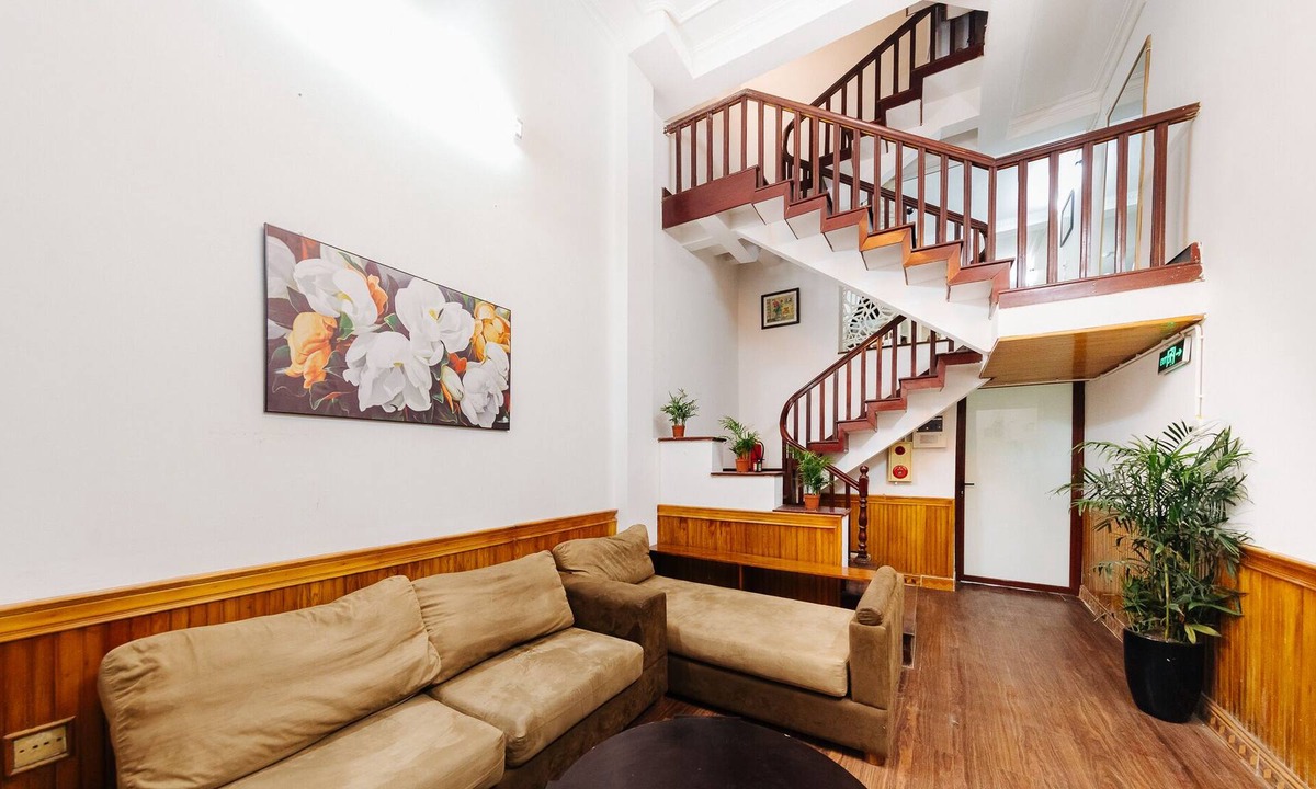 Van Mieu House | Old Quarter ENTIRE house - Bathtub,Balcony,BBQ area,Snooker, private bathrooms