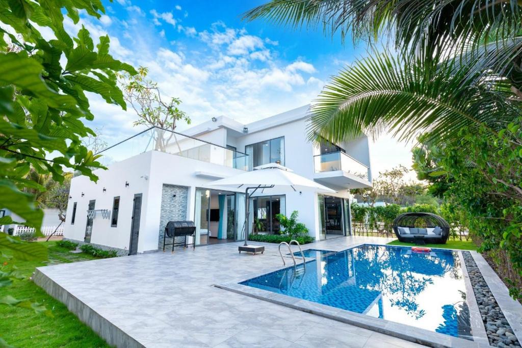 Vung Tau Villa | Palm Villa 35 (Luxury Seaview Pool Villa with Karaoke Room Inside Resort near The Beach and The Park for Children)