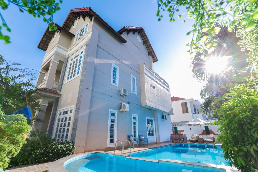 Vung Tau Villa | Palm Villa 6 - Garden in VungTau - Pool - Billiard - 5 Bedroom