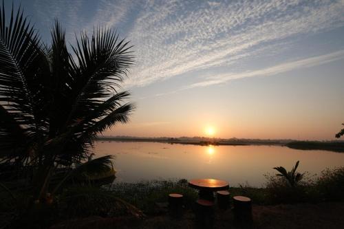 Kumphawapi House | Pao's Baan Suan Home Stay Red Lotus Lakeside 01