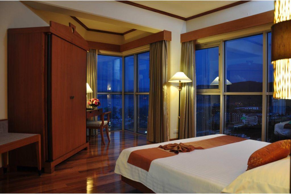 Patong Hotel | Paradise Suite Room, partial seaview #05