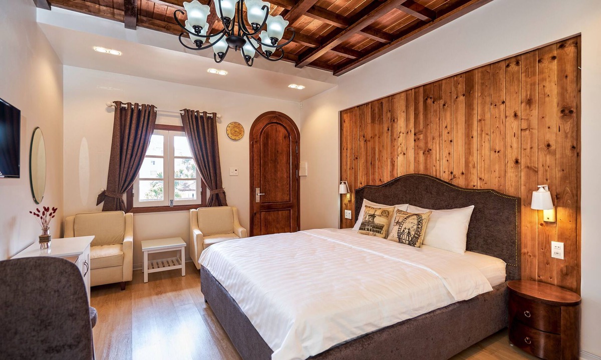 Bai Chay Apartment | Peaceful King Studio Retreat with Kitchen & Pottery Workshops