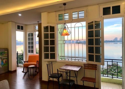 Thuy Khue Apartment | Penthouse apartment with lake view 2