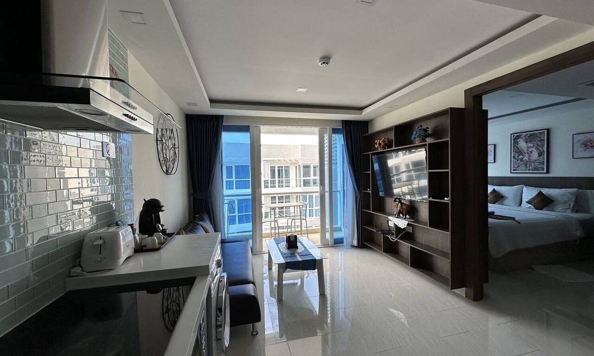 Central Pattaya Condo | Pool View Luxury Business Suite F7 in Grand Avenue by Pattaya City Estates