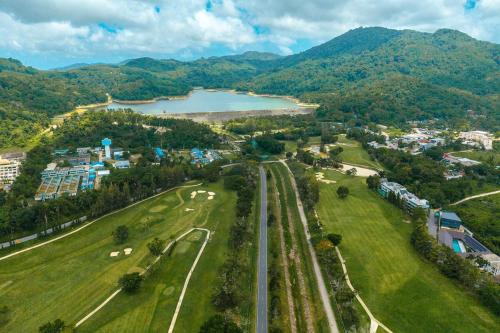 Kathu Villa | Pool Villa Golf Course View Central Phuket V331