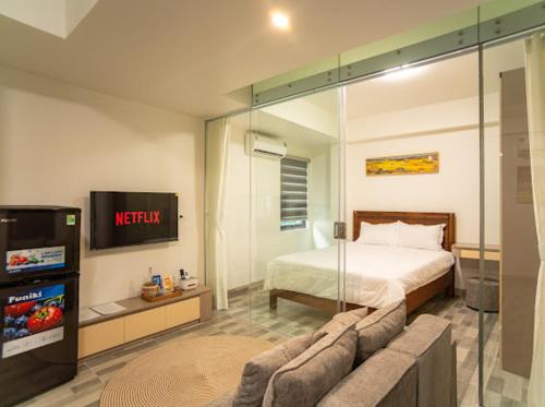 Yen Phu Apartment | Quiet Westlake Studio w Balcony, Long Stay Ready