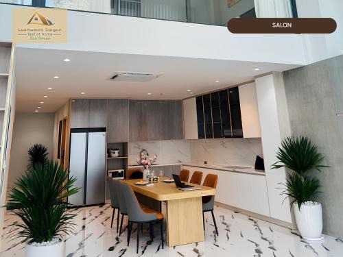 Tan Thuan Tay Apartment | Rare 5BR Grand Home Pool & Gym Near SECC and D1