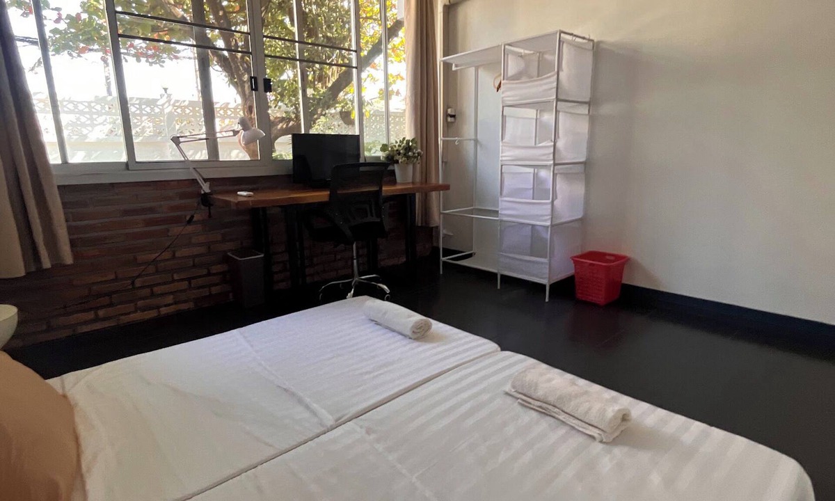 Chang Phueak House | Relax in a Sunny Bedroomwith AC in a Modern Thai House, Perfect Location.