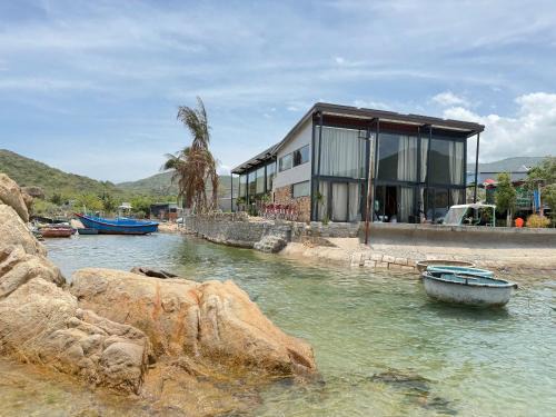 Vinh Hy House | Rock Bay by Chành Rành