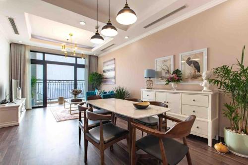 Thanh Xuan Apartment | Royal City 2BR Apartment - Pool & Near Mega Mall