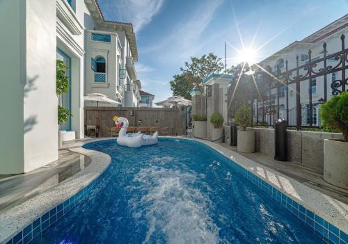 Bai Chay Villa | S Villa Ha Long - City Center, Near Beach - 3BR Private Villa with Pool, Jacuzzi, Sauna, Karaoke