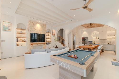 Bai Chay Villa | S Villa Ha Long - City Center & Near Beach - 4BR Private Villa with Pool, Jacuzzi, Sauna, Karaoke