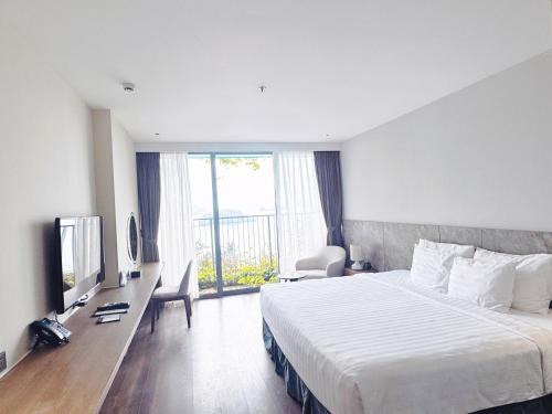 Cat Hai Apartment | SeaView Apartment with Super-King-bed and Bathtube in Flamingo CatBa Beach Resort