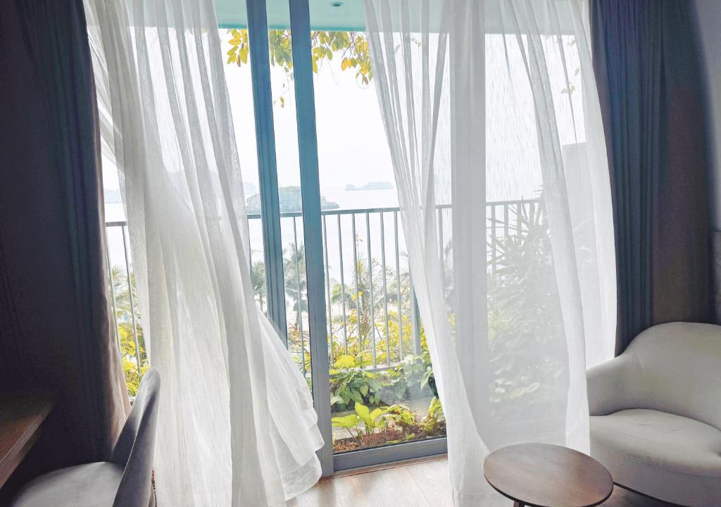 Cat Hai Apartment | SeaView-Mountainview Apartment with Super-King-bed and Bathtube in Flamingo CatBa Beach Resort